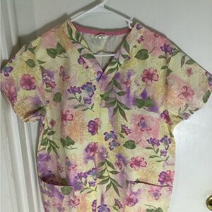 Fundamentals by White Swan Butterflies/Floral Scrub Top Size Small